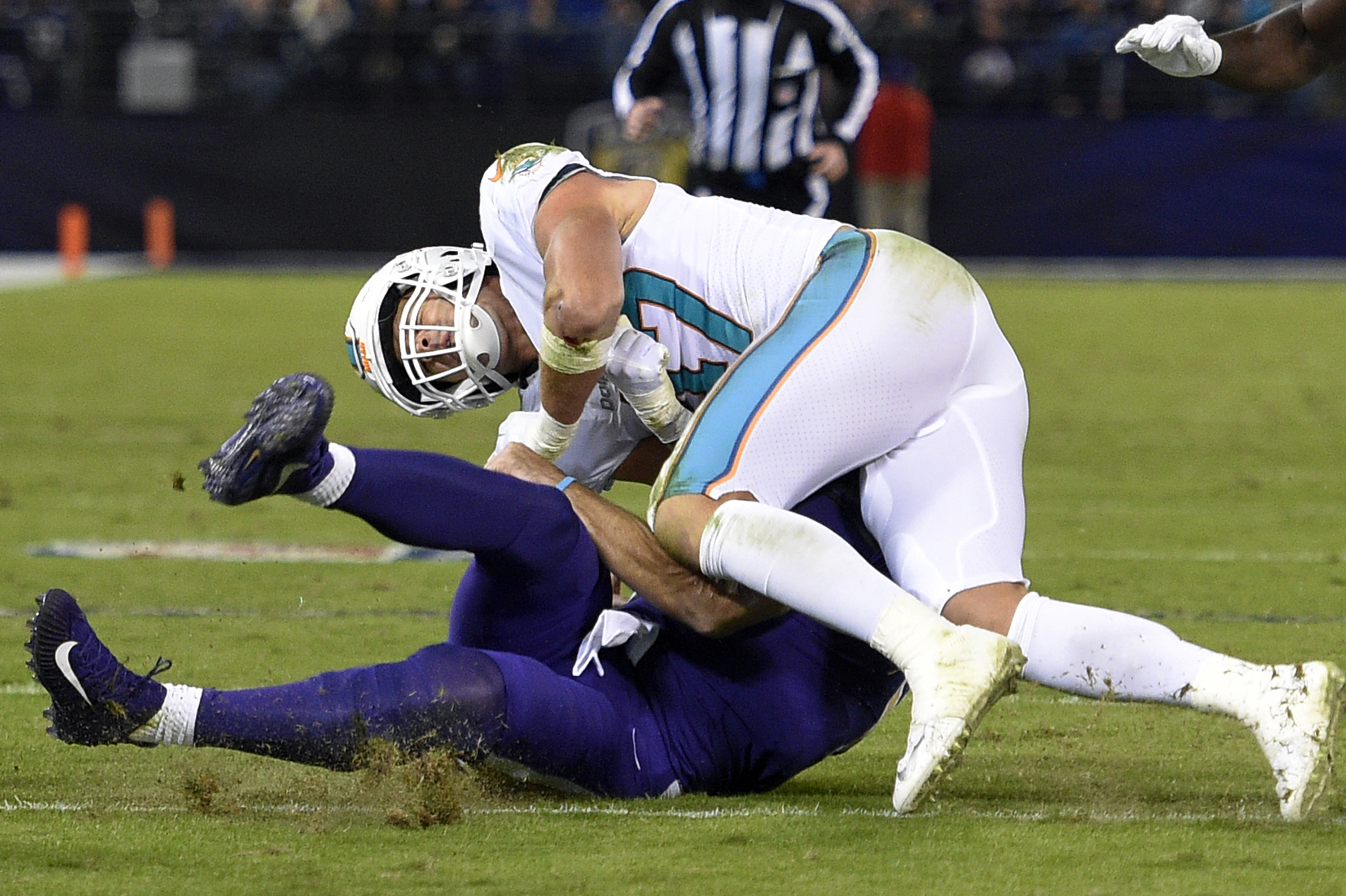 Watch: Dolphins LB Kiko Alonso wanders to wrong sideline