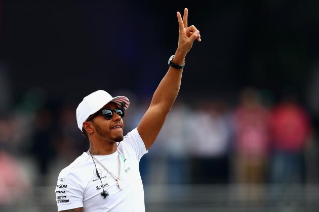MEXICO CITY, MEXICO - OCTOBER 29:  Lewis Hamilton of Great Britain and Mercedes GP waves to the crowd on the drivers parade before the Formula One Grand Prix of Mexico at Autodromo Hermanos Rodriguez on October 29, 2017 in Mexico City, Mexico.  (Photo by Clive Rose/Getty Images)