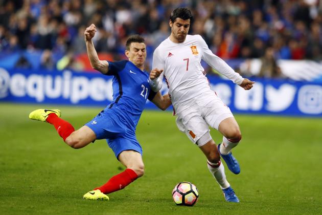France's Laurent Koscielny, left, battles for the ball with Spain's Alvaro Morata during the international friendly soccer match between France and Spain at the Stade de France, Paris, Tuesday, March 28, 2017. (AP Photo/Francois Mori)