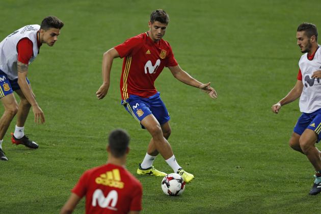 Spain's Alvaro Morata, centre, controls the ball among teammates during a training session of the Spanish soccer national team at the Santiago Bernabeu stadium in Madrid, Friday, Sept. 1, 2017.  Spain will play a World Cup Group G qualifying soccer match against Italy on Saturday 2. (AP Photo/Francisco Seco)