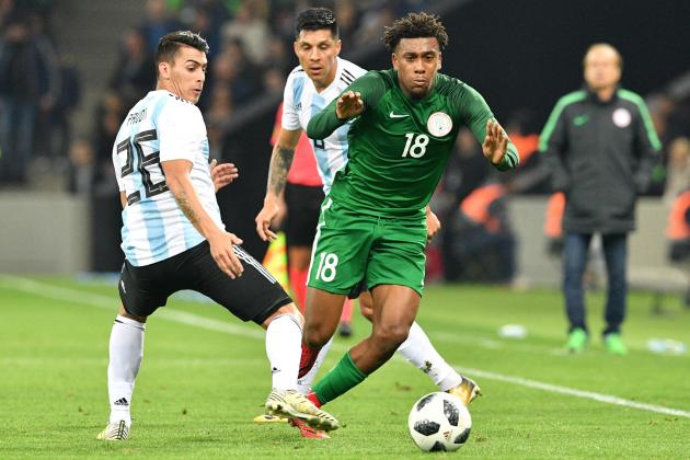 Argentina's Cristian Pavon (L) and Nigeria's Alexander Iwobi vie for the ball during an international friendly football match between Argentina and Nigeria in Krasnodar on November 14, 2017. / AFP PHOTO / Mladen ANTONOV        (Photo credit should read MLADEN ANTONOV/AFP/Getty Images)