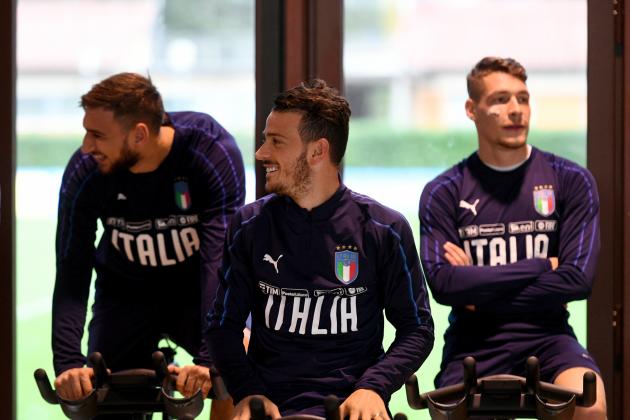 FLORENCE, ITALY - NOVEMBER 06:  (L-R) Gianluigi Donnarumma, Alessandro Florenzi and Andrea Belotti of Italy chat during a training session at Italy club's training ground at Coverciano on November 6, 2017 in Florence, Italy.  (Photo by Claudio Villa/Getty Images)