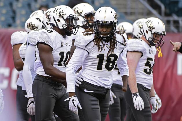 PHILADELPHIA, PA - NOVEMBER 18: Shaquem Griffin #18 of the UCF Knights looks on before the game at Lincoln Financial Field on November 18, 2017 in Philadelphia, Pennsylvania. UCF defeated Temple 45-19. (Photo by Corey Perrine/Getty Images)