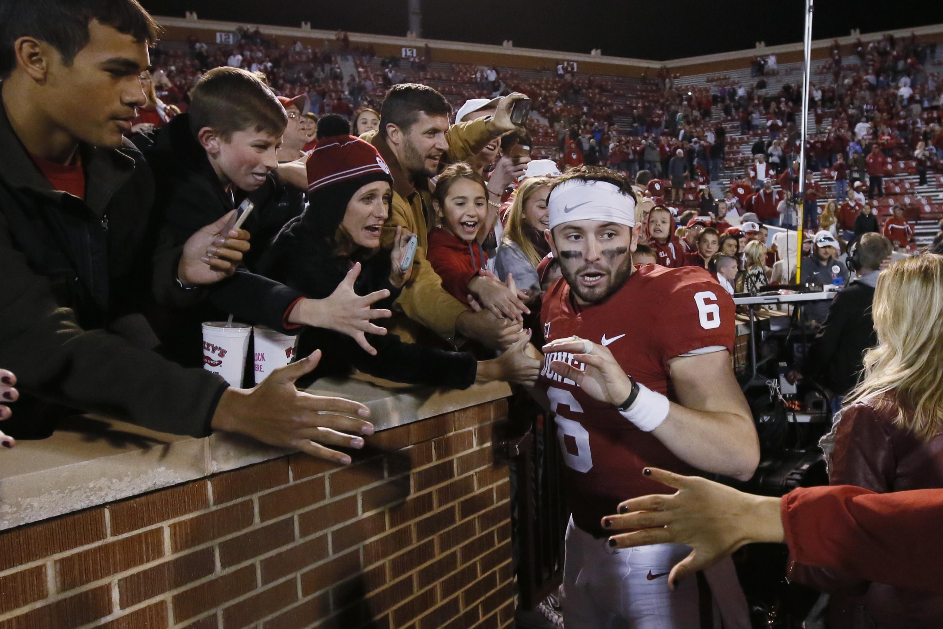 Oklahoma captains brought Baker Mayfield's jersey to the coin toss