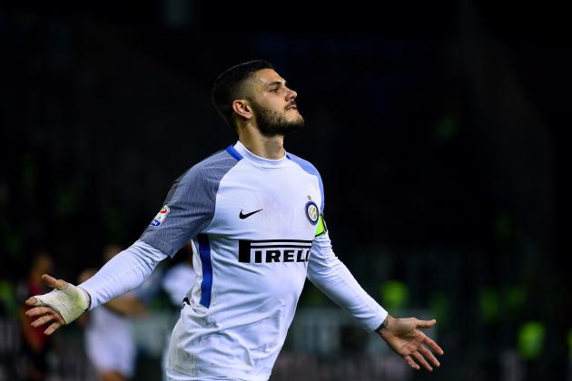 Inter Milan's Argentinian forward Mauro Icardi celebrates after scoring his second goal during  the Italian Serie A football match between Cagliari and Inter Milan on November 25, 2017 at the Sardegna stadium in Cagliari. / AFP PHOTO / ALBERTO PIZZOLI        (Photo credit should read ALBERTO PIZZOLI/AFP/Getty Images)