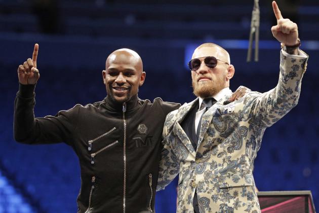 Floyd Mayweather Jr. (izquierda) y Conor McGregor posan durante una conferencia de prensa el domingo 27 de agosto de 2017, tras la pelea que ambos protagonizaron, en Las Vegas (AP Foto/Isaac Brekken)