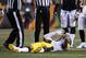 El linebacker de los Steelers, Ryan Shazier, aparece tirado en el césped tras sufrir una lesión en un partido contra los Bengals el lunes, 4 de diciembre de 2017, en Cincinnati. (AP Foto/Frank Victores)