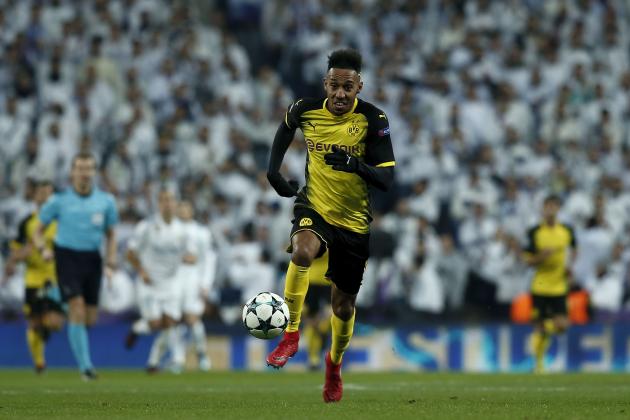 MADRID, SPAIN - DECEMBER 06: Pierre-Emetic Aubameyang of Borussia Dortmund controls the ball during the UEFA Champions League group H match between Real Madrid and Borussia Dortmund at Estadio Santiago Bernabeu on December 6, 2017 in Madrid, Spain. (Photo by Gonzalo Arroyo Moreno/Getty Images)