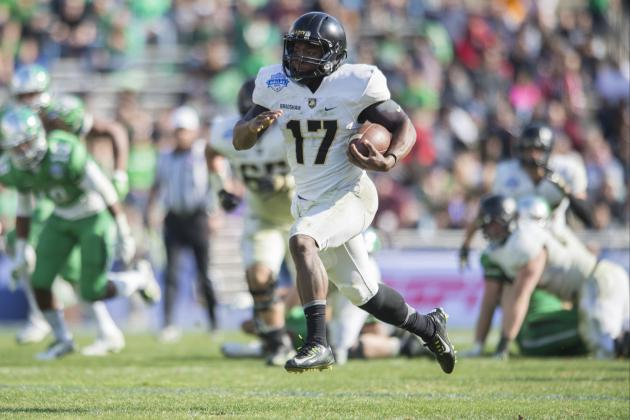 DALLAS, TX - DECEMBER 27:  Ahmad Bradshaw #17 of the Army Black Knights breaks free for a 65-yard touchdown run against the North Texas Mean Green during the 2nd half of the Zaxby's Heart of Dallas Bowl on December 27, 2016 at the Cotton Bowl in Dallas, Texas.  (Photo by Cooper Neill/Getty Images)