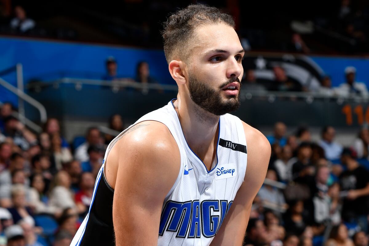 Evan Fournier Suffers Knee Injury vs. Lakers; Ruled Out for Game