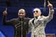 Floyd Mayweather Jr. (izquierda) y Conor McGregor posan durante una conferencia de prensa el domingo 27 de agosto de 2017, tras la pelea que ambos protagonizaron, en Las Vegas (AP Foto/Isaac Brekken)
