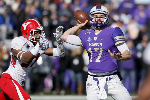 Youngstown State cornerback David Rivers (31) pressures as James Madison quarterback Bryan Schor (17) throws a touchdown pass in the first half of the FCS championship NCAA college football game, Saturday, Jan. 7, 2017, in Frisco, Texas. (AP Photo/Tony Gutierrez)