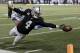 Derek Carr, quarterback de los Raiders de Oakland, suelta el balón antes de llegar a la zona de anotación, frente a Jeff Heath, de los Cowboys de Dallas, el domingo 17 de diciembre de 2017 (AP Foto/Ben Margot)