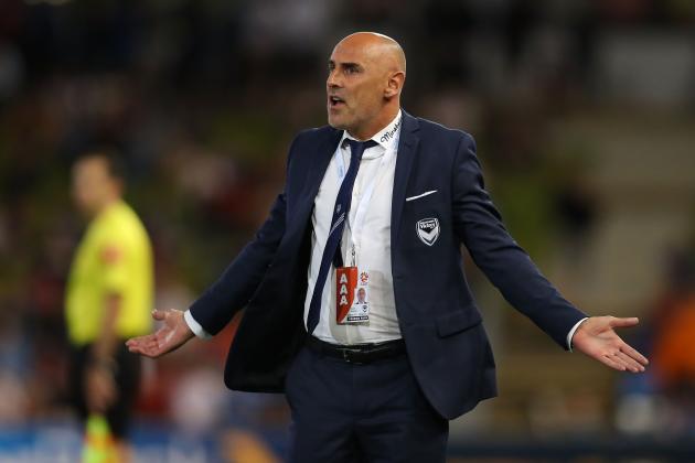 NEWCASTLE, AUSTRALIA - NOVEMBER 23:  Kevin Muscat of the Victory during the round eight A-League match between the Newcastle Jets and the Melbourne Victory at McDonald Jones Stadium on November 23, 2017 in Newcastle, Australia.  (Photo by Tony Feder/Getty Images)