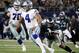 ARCHIVO - En esta foto del domingo 19 de noviembre de 2017, Dak Prescott, quarterback de los Cowboys de Dallas, trata de escapar de Derek Barnett, de los Eagles de Filadelfia (AP Foto/Michael Ainsworth, archivo)