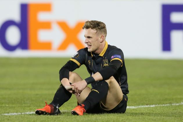 Dundalk's Northern Irish midfielder Dean Shiels reacts at the end of the UEFA Europa League group D football match between Dundalk and AZ Alkmaar at the Tallaght Stadium in Dublin, Ireland, on November 24, 2016. / AFP / Paul FAITH (Photo credit should read PAUL FAITH/AFP/Getty Images)