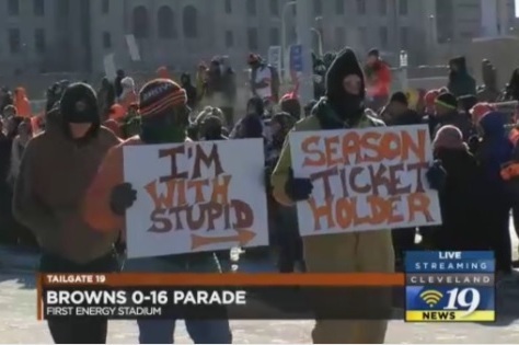 Browns fans protest 0-16 season with parade