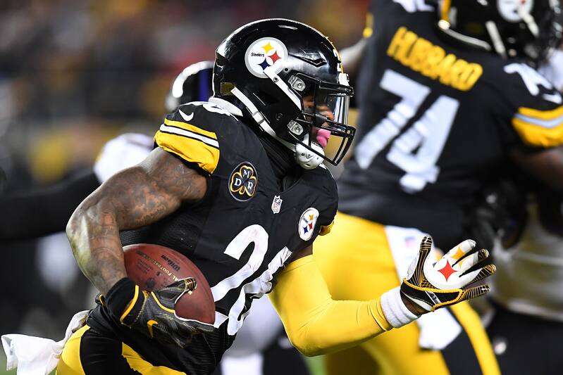 PITTSBURGH, PA - DECEMBER 10: Le'Veon Bell #26 of the Pittsburgh Steelers in action during the game against the Baltimore Ravens at Heinz Field on December 10, 2017 in Pittsburgh, Pennsylvania. (Photo by Joe Sargent/Getty Images) *** Local Caption ***