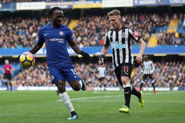 LONDON, ENGLAND - DECEMBER 02: Victor Moses of Chelsea and Matt Ritchie of Newcastle United during the Premier League match between Chelsea and Newcastle United at Stamford Bridge on December 2, 2017 in London, England. (Photo by James Baylis - AMA/Getty Images)