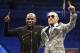 Floyd Mayweather Jr. (izquierda) y Conor McGregor posan durante una conferencia de prensa el domingo 27 de agosto de 2017, tras la pelea que ambos protagonizaron, en Las Vegas (AP Foto/Isaac Brekken)