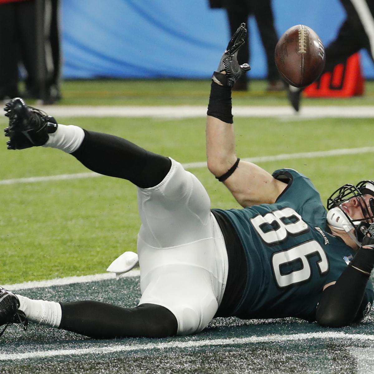 Philadelphia Eagles tight end Zach Ertz (86) bobbles an 11-yard