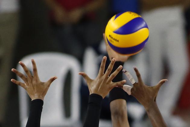 TOPSHOT - Dominican Republic play Colombia in the volleyball women's final match, during the XVIII Bolivarian Games in Santa Marta, Colombia, on November 16, 2017.  / AFP PHOTO / DAVID SANCHEZ        (Photo credit should read DAVID SANCHEZ/AFP/Getty Images)