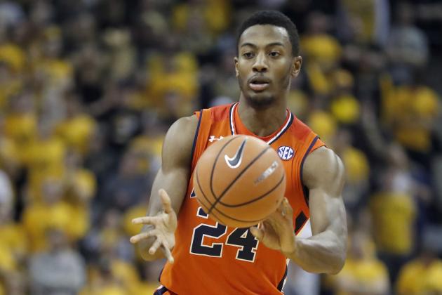 Auburn's Anfernee McLemore passes during the first half of an NCAA college basketball game against Missouri Wednesday, Jan. 24, 2018, in Columbia, Mo. (AP Photo/Jeff Roberson)