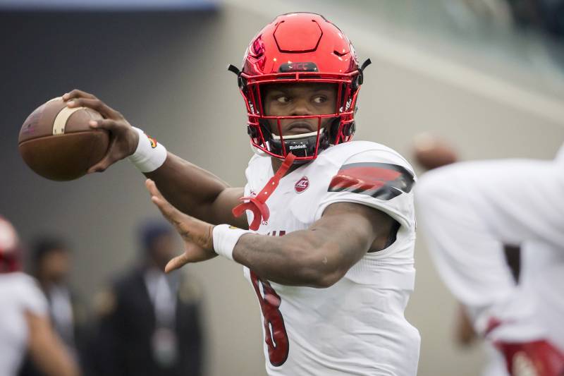 Louisville Cardinals quarterback Lamar Jackson (8) warms up before the start of the TaxSlayer Bowl NCAA college football game against the Mississippi State Bulldogs, Saturday, Dec. 30, 2017, in Jacksonville, Fla. (AP Photo/Stephen B. Morton)