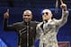Floyd Mayweather Jr. (izquierda) y Conor McGregor posan durante una conferencia de prensa el domingo 27 de agosto de 2017, tras la pelea que ambos protagonizaron, en Las Vegas (AP Foto/Isaac Brekken)