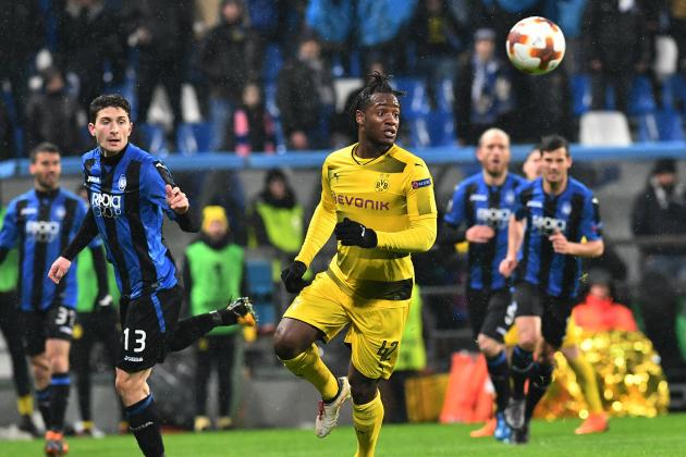 Atalanta's defender from Italy Mattia Caldara (L) fights for the ball with  Borussia Dortmund's forward from Belgium Michy Batshuayi during the round of 32 second leg UEFA Europa League football match between Atalanta and Borussia Dortmund at The Mapei Stadium in Reggio Emilia on February 22, 2018. / AFP PHOTO / Vincenzo PINTO        (Photo credit should read VINCENZO PINTO/AFP/Getty Images)