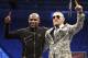 Floyd Mayweather Jr. (izquierda) y Conor McGregor posan durante una conferencia de prensa el domingo 27 de agosto de 2017, tras la pelea que ambos protagonizaron, en Las Vegas (AP Foto/Isaac Brekken)