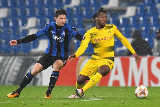 REGGIO NELL'EMILIA, ITALY - FEBRUARY 22: Michy Batshuayi of Borussia Dortmund competes for the ball whit Mattia Caldara of Atalanta during UEFA Europa League Round of 32 match between Atalanta and Borussia Dortmund at the Mapei Stadium - Citta' del Tricolore on February 22, 2018 in Reggio nell'Emilia, Italy. (Photo by Alessandro Sabattini/Getty Images)