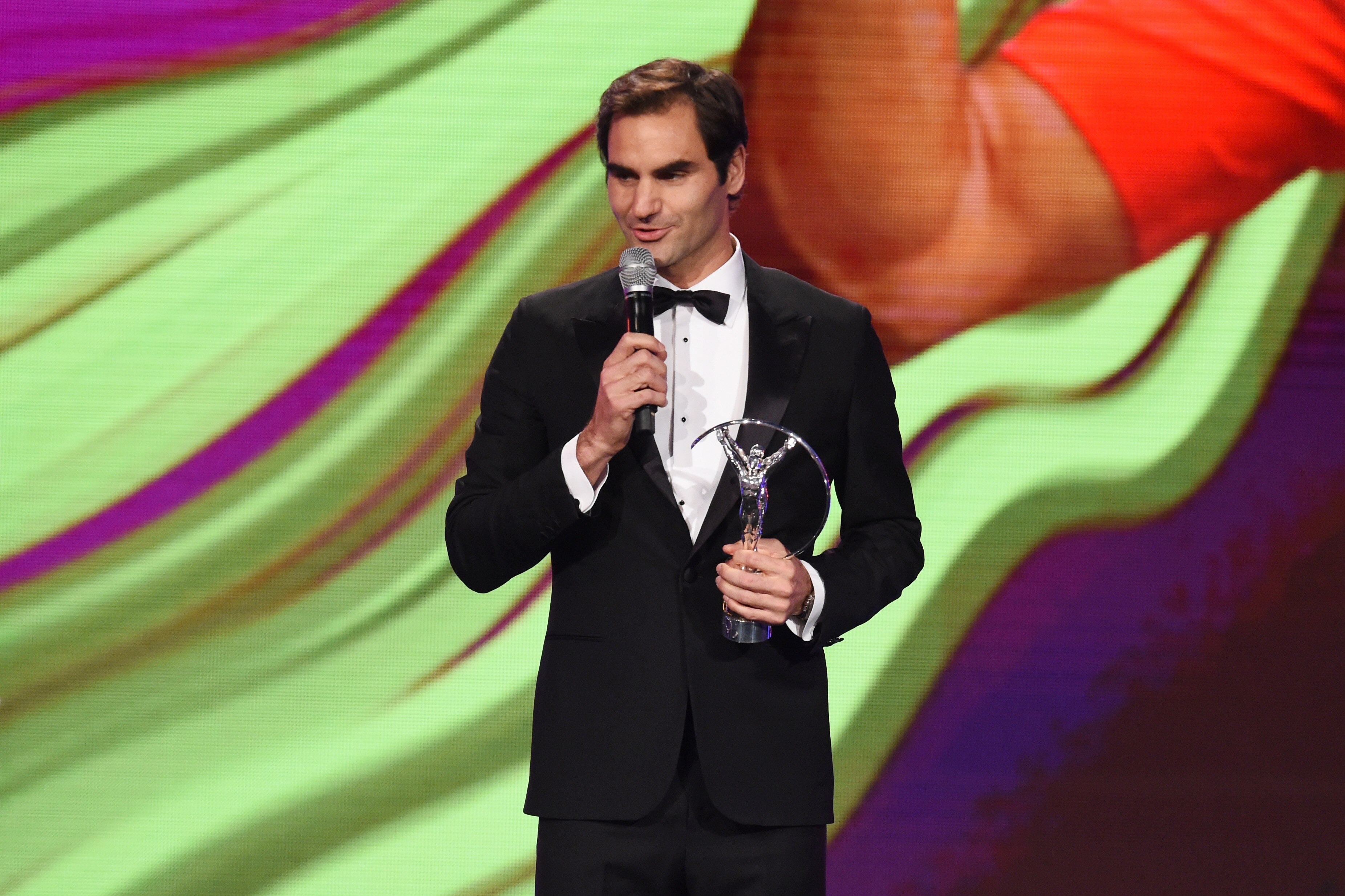MÃÂNACO - 27 DE FEBRERO: El tenista Roger Federer acepta el regreso mundial del aÃÂ±o de Laureus durante el espectÃÂ¡culo Laureus World Sports Awards 2018 en la Salle des Etoiles, Sporting Montecarlo el 27 de febrero de 2018 en MÃÂ³naco, MÃÂ³naco.  (Foto de Stuart C. Wilson / Getty Images para Laureus)