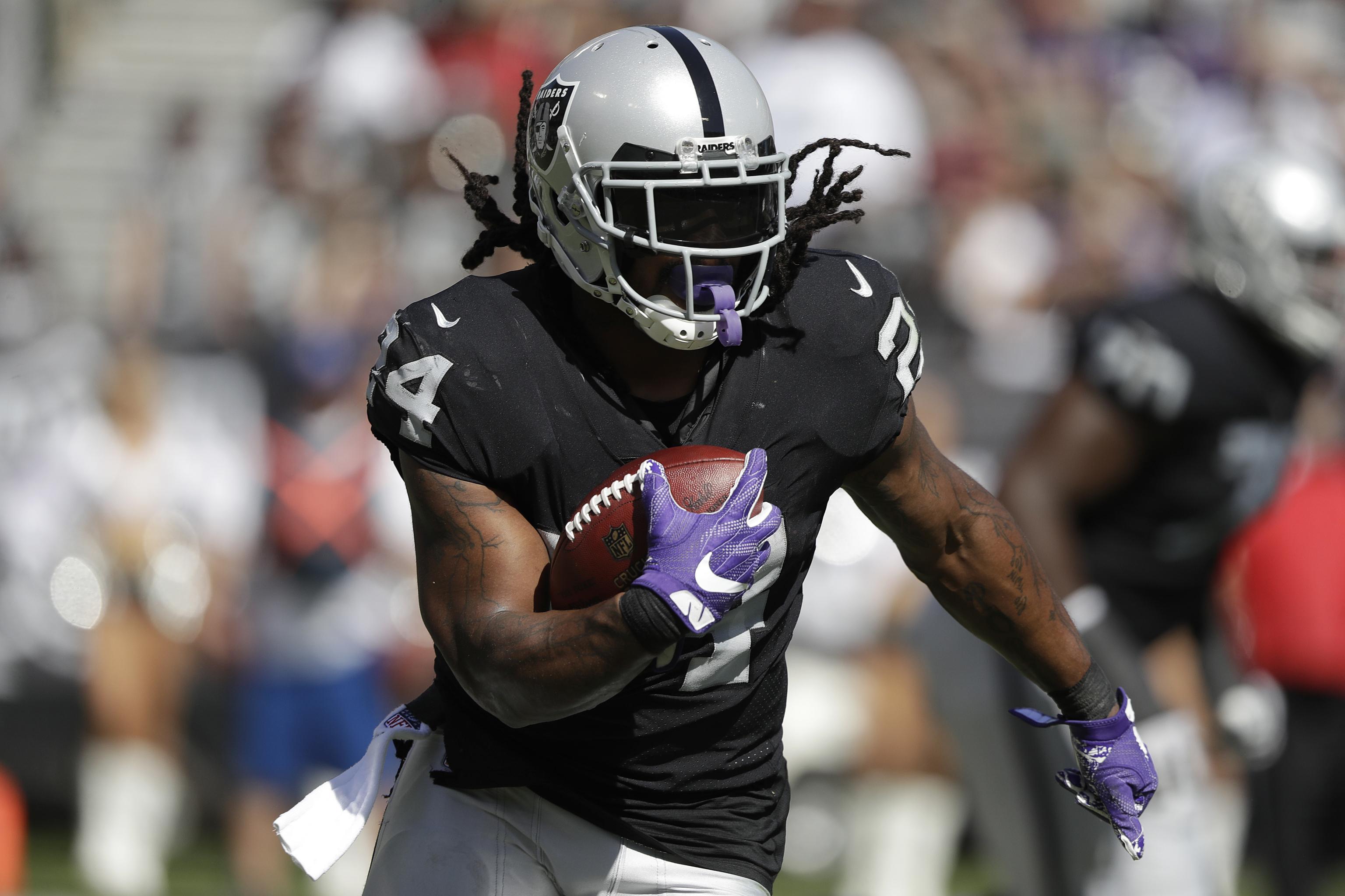 Marshawn Lynch embraces 'daddy' role with younger Raiders running backs 