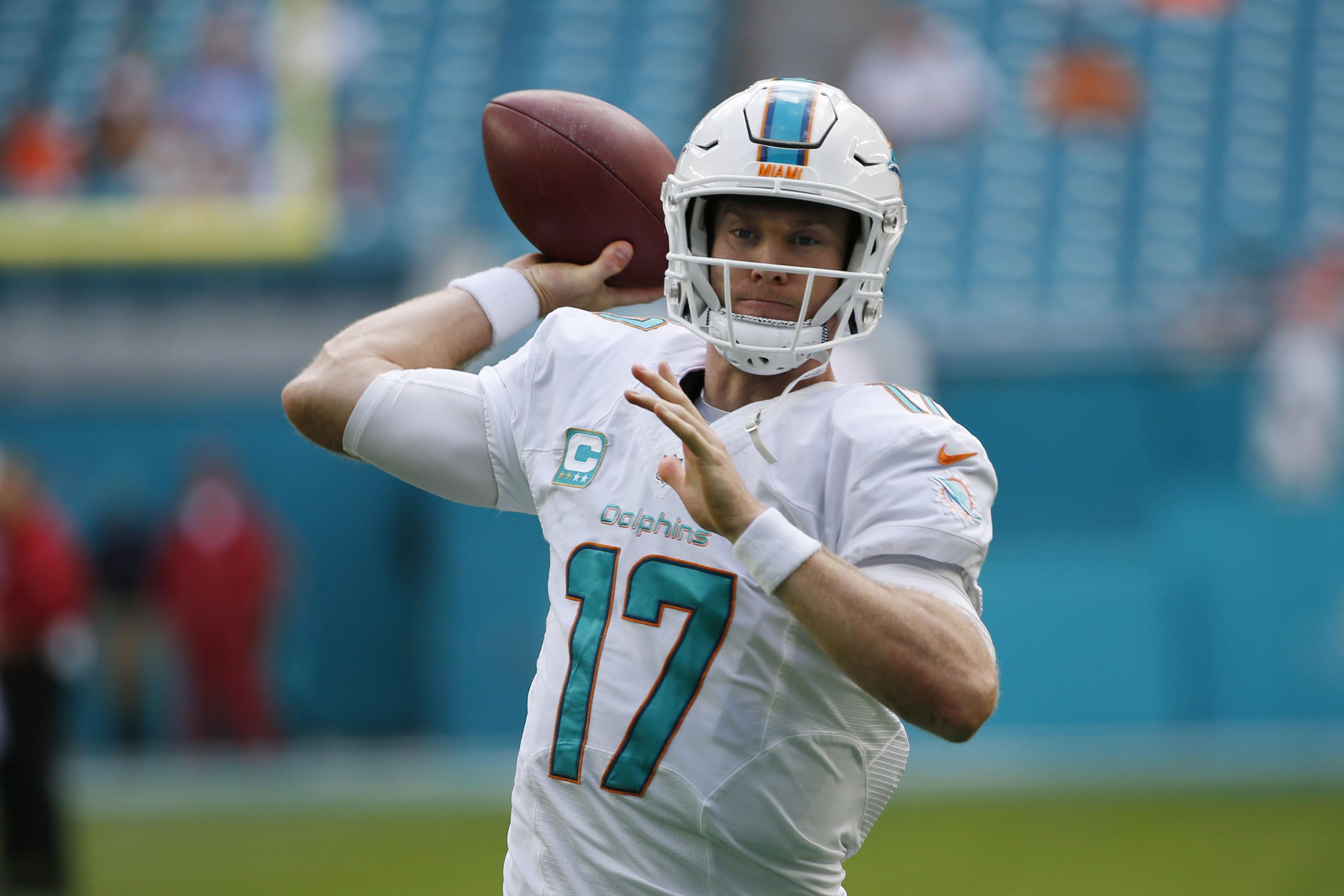 No brace, Ryan Tannehill returns to field for Dolphins