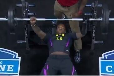 Shaquem Griffin Bench Presses 20 Reps With Prosthetic Hand At Nfl