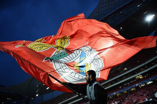 LISBON, PORTUGAL - OCTOBER 18:  Benfica fan waves a flag prior to the UEFA Champions League group A match between SL Benfica and Manchester United at Estadio da Luz on October 18, 2017 in Lisbon, Portugal.  (Photo by Laurence Griffiths/Getty Images)