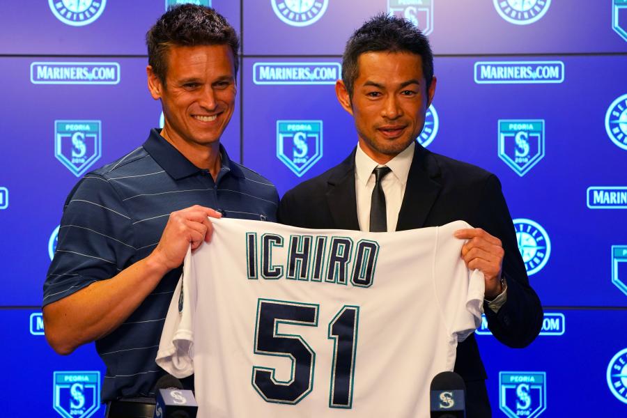 Ichiro Suzuki holds his No. 51 jersey with Seattle Mariners general News  Photo - Getty Images