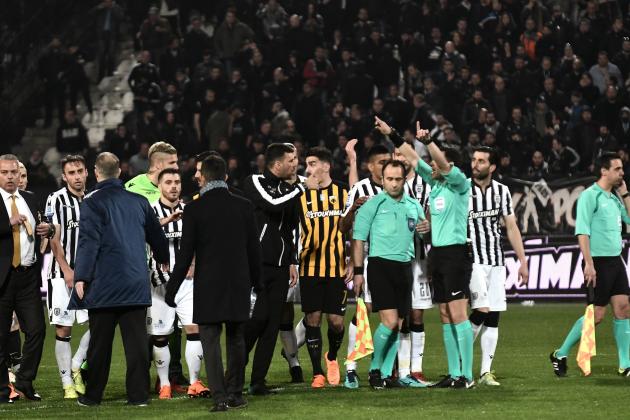 Referees (R) and players stand in confusion on the pitch, during incidents following the referee's decision to disallow PAOK an injury-time goal on March 11, 2018 during the Greek Superleague football match PAOK Thessaloniki vs AEK Athens on March 11, 2018 in Thessaloniki. / AFP PHOTO / SAKIS MITROLIDIS (Photo credit should read SAKIS MITROLIDIS/AFP/Getty Images)