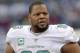 ARCHIVO - En imagen de archivo del 17 de diciembre de 2017, el defensive tackle Ndamukong Suh, de los Dolphins de Miami, observa las acciones desde las diagonales en un duelo de NFL ante los Bills de Buffalo, en Orchard Park, Nueva York. (AP Foto/Adrian Kraus, archivo)