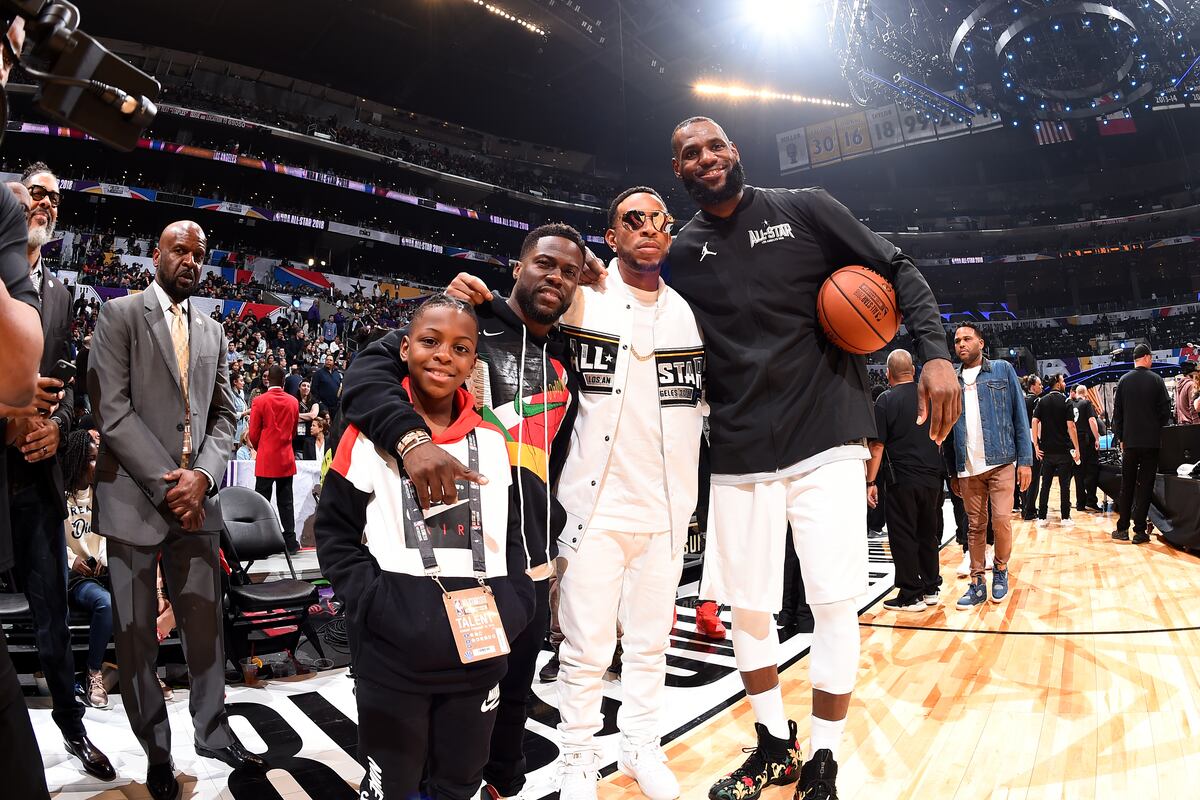 Kevin Hart Jokes Lebron James Told Him To Kiss His Ass For 76ers Kevin Hart Jokes Lebron James Told Him To Kiss His Ass For 76ers