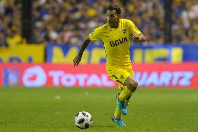 Boca Juniors's forward Carlos Tevez carries the ball during the Argentina First Division Superliga football match against Tigre at the Alberto J. Armando 'La Bombonera' stadium, in Buenos Aires, on March 10, 2018. / AFP PHOTO / JAVIER GONZALEZ TOLEDO (Photo credit should read JAVIER GONZALEZ TOLEDO/AFP/Getty Images)