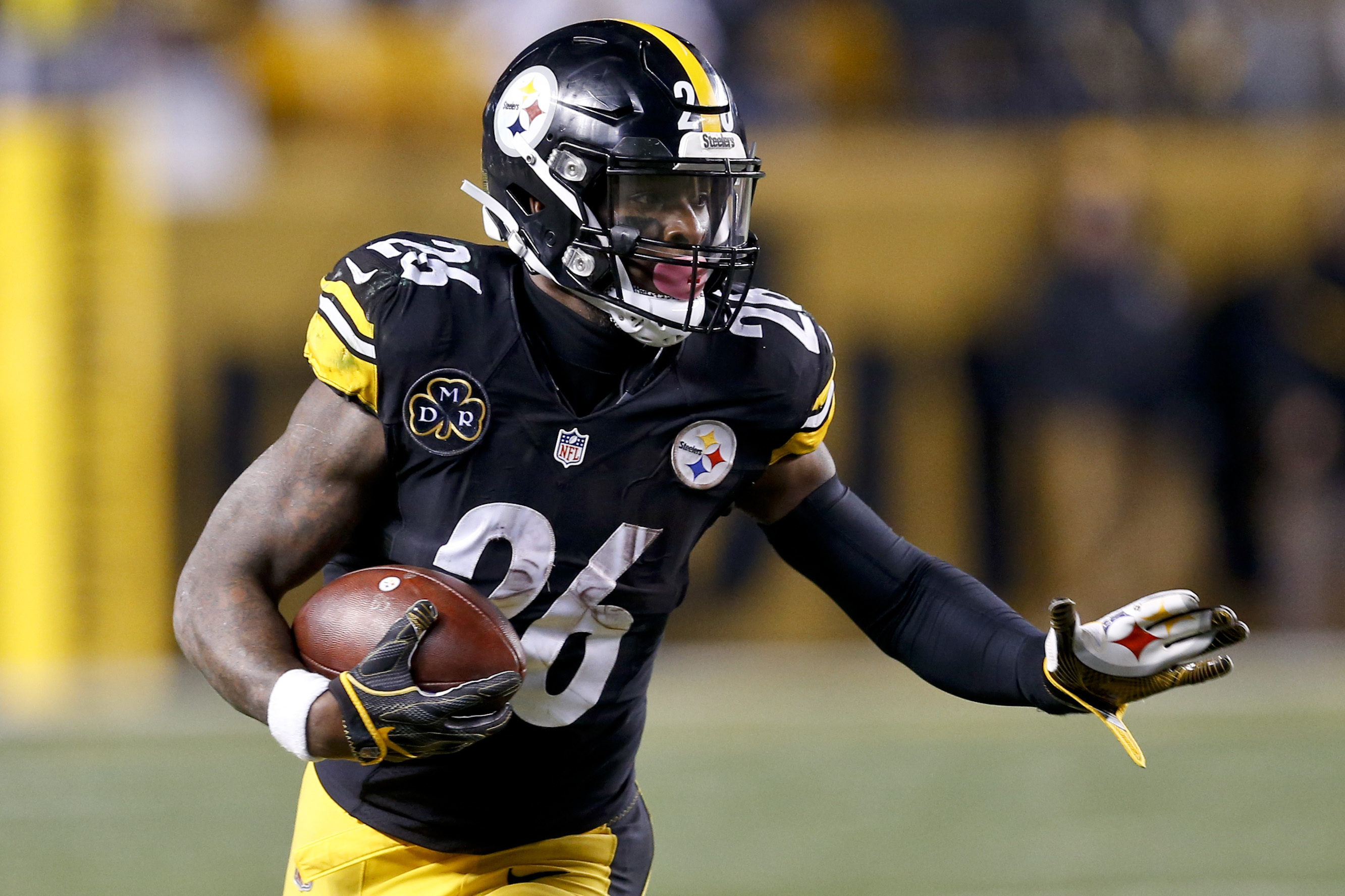 Le'Veon Bell tells Pittsburgh Steelers to pay him what he's worth