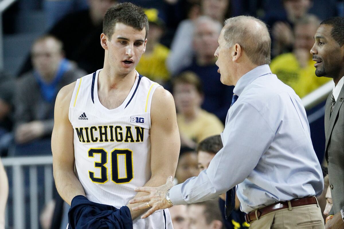Survivor Of Two Plane Crashes Austin Hatch Inspires Michigan s Final