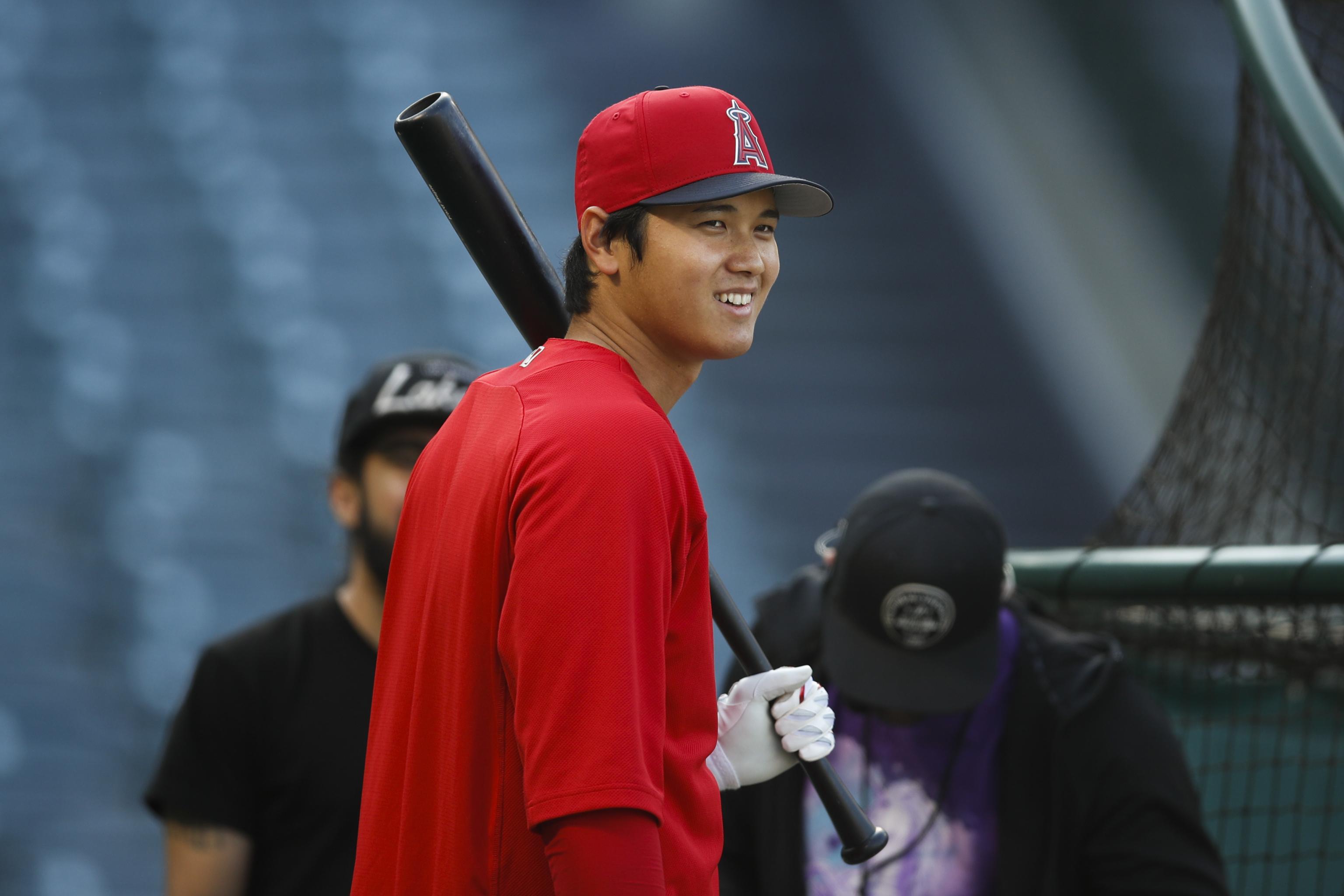 Indians fan hands Shohei Ohtani's first home-run ball to Angels