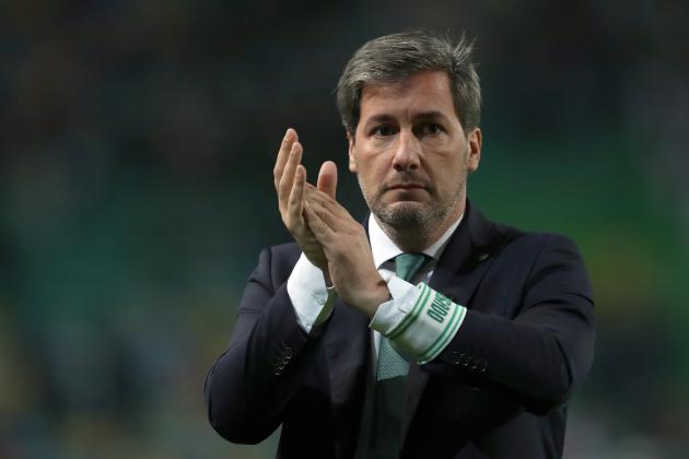 LISBON, PORTUGAL - NOVEMBER 17: Sporting president Bruno de Carvalho thanking the supporters at the end of the Sporting CP v SC Praiense - Portuguese Cup 4 round match at Estadio Jose Alvalade on November 17, 2016 in Lisbon, Portugal. (Photo by Carlos Rodrigues/Getty Images)
