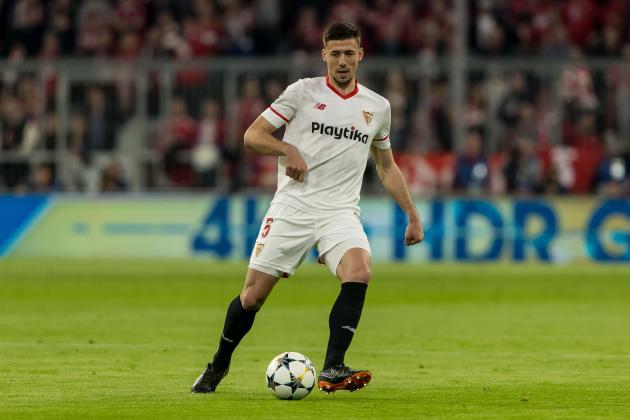 MUNICH, GERMANY - APRIL 11: Clement Lenglet of Sevilla controls the ball during the UEFA Champions League quarter final second leg match between Bayern Muenchen and Sevilla FC at Allianz Arena on April 11, 2018 in Munich, Germany. (Photo by TF-Images/Getty Images)