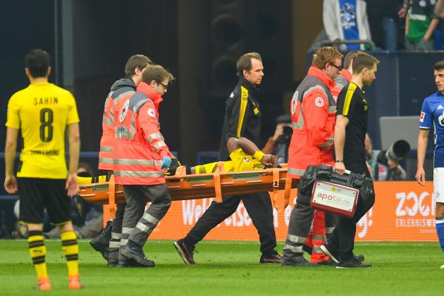 Dortmund's Belgian striker Michy Batshuayi is stretchered off by medics from the pitch during the German first division Bundesliga football match FC Schalke 04 vs Borussia Dortmund, in Gelsenkirchen, western Germany, on April 15, 2018. / AFP PHOTO / Patrik STOLLARZ / RESTRICTIONS: DURING MATCH TIME: DFL RULES TO LIMIT THE ONLINE USAGE TO 15 PICTURES PER MATCH AND FORBID IMAGE SEQUENCES TO SIMULATE VIDEO. == RESTRICTED TO EDITORIAL USE == FOR FURTHER QUERIES PLEASE CONTACT DFL DIRECTLY AT + 49 69 650050
        (Photo credit should read PATRIK STOLLARZ/AFP/Getty Images)