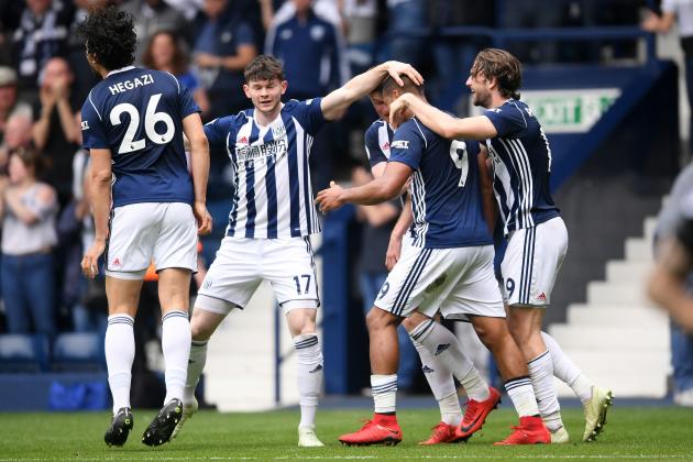 WEST BROMWICH, ENGLAND - APRIL 21: Jose Salomon Rondon of West Bromwich Albion celebrates with teammates after scoring his sides second goal during the Premier League match between West Bromwich Albion and Liverpool at The Hawthorns on April 21, 2018 in West Bromwich, England. (Photo by Laurence Griffiths/Getty Images)
