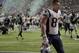 El jugador de los Patriots de Nueva Inglaterra Rob Gronkowski sale del terreno tras el Super Bowl 52 de la NFKL contra los Eagles de Filadelfia el domingo, 4 de febrero del 2018, en Minneapolis, Minnesota. (AP Foto/Chris O'Meara)